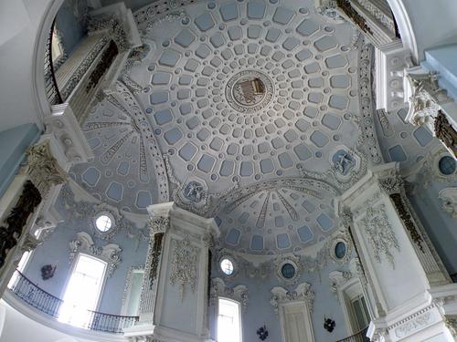 plafond de la salle de bal du Palais Borromeo sur l'Isola Bella